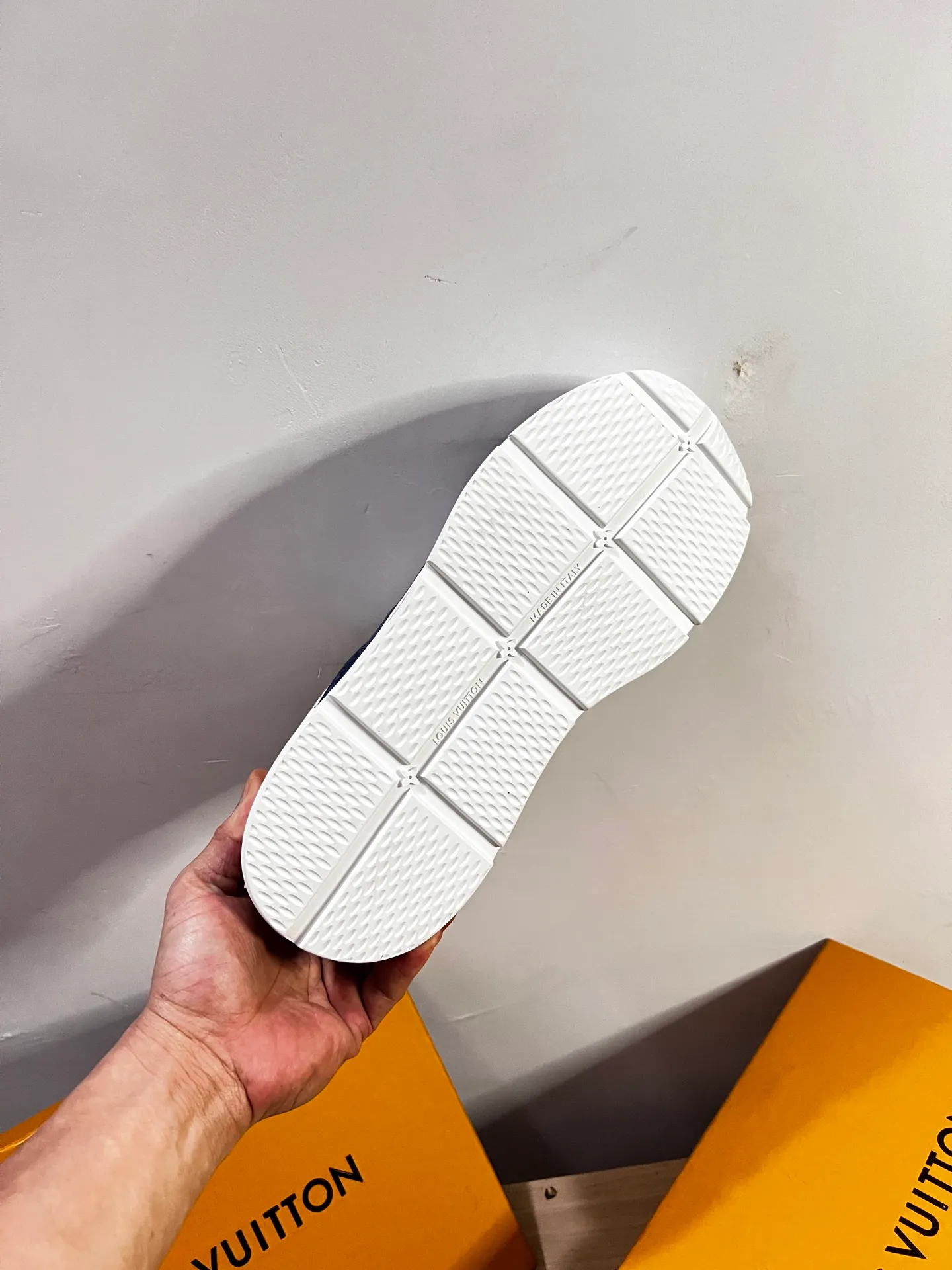 Factory price: 438💰LV men's classic casual sneakers. This sneaker is made of soft cow leather and has a classic logo. The classic logo shapes the elegant upper. The thick yet lightweight rubber outsole is embossed with the Louis Vuitton logo. The padded insole and technical lining once again upgrade the comfort experience. The calfskin lining imported from Italy is high-end and comfortable, and the original outsole is light and wear-resistant! Purely handmade, details determine quality! Size: 38-45, customized 45